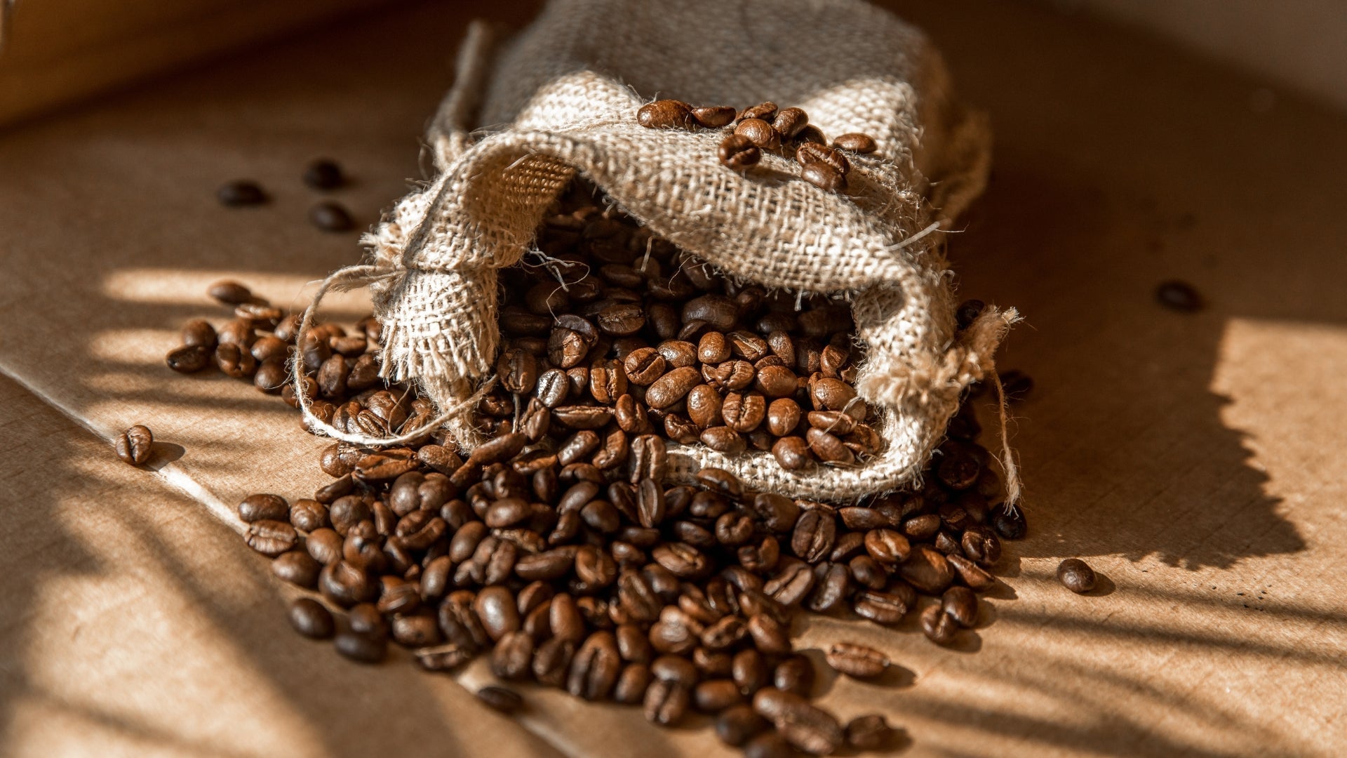 Geröstete Kaffeebohnen in Jutesack – mild und säurearm gerösteter Kaffee