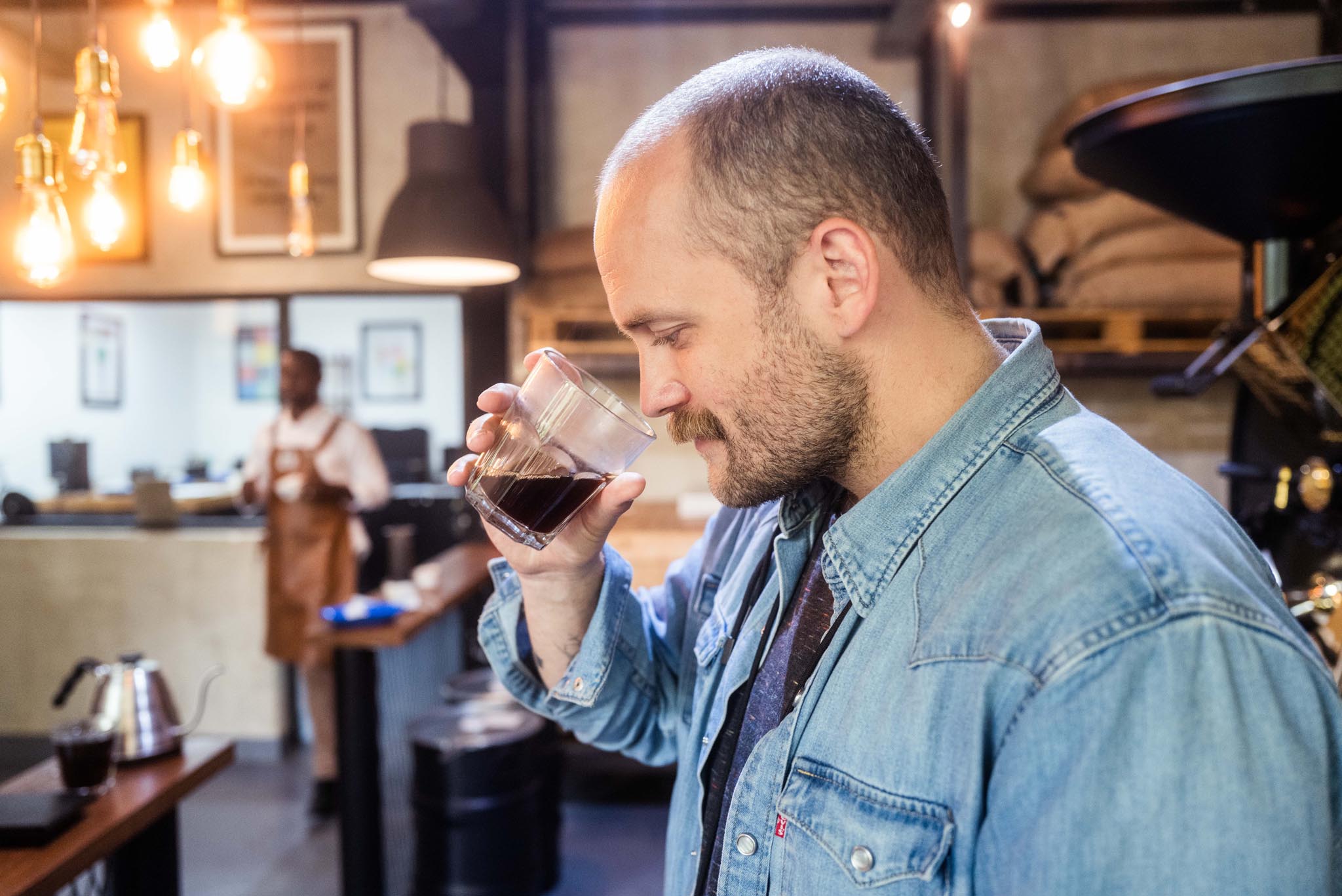Mann riecht an Kaffeegetränk